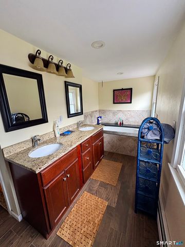 49 Hemlock Place, Middletown, CT 06457