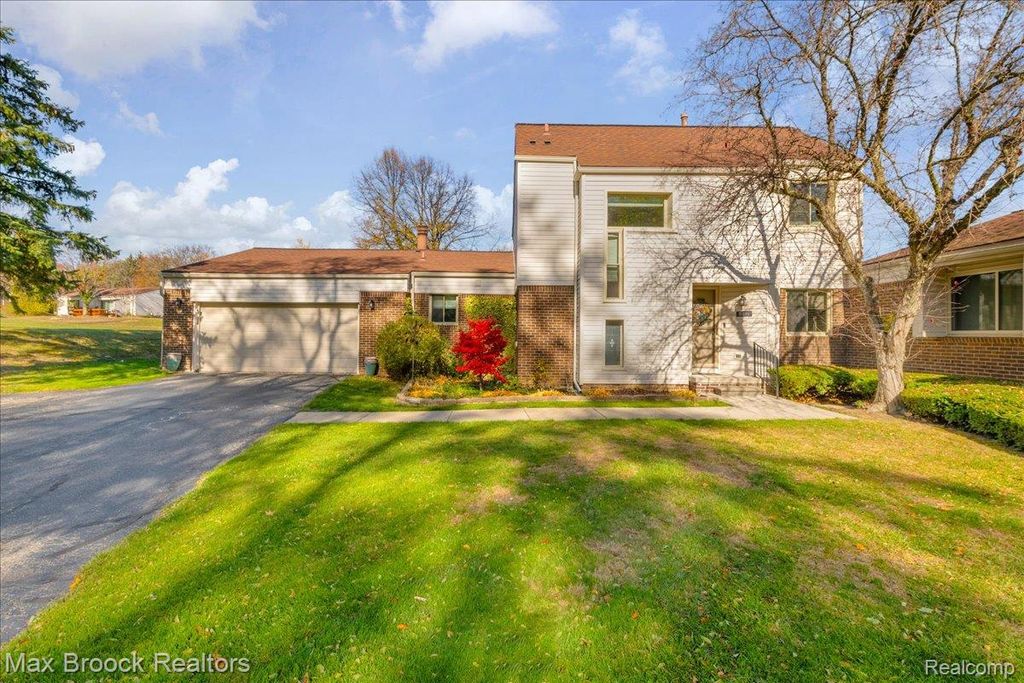 5415 Fairway Lane, West Bloomfield Charter Township, MI 48323