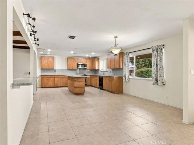 5170 E Huntington, Fresno, CA 93727