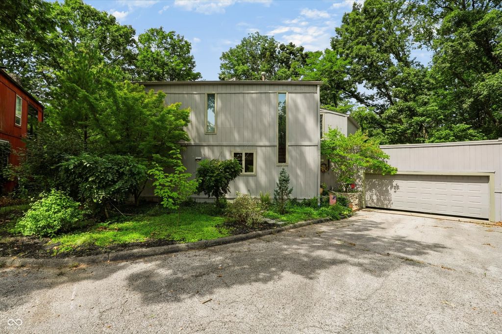 2812 W Fawkesway Drive, Bloomington, IN 47404