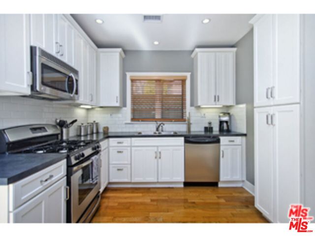 2592 N Beachwood Drive, Los Angeles, CA 90068