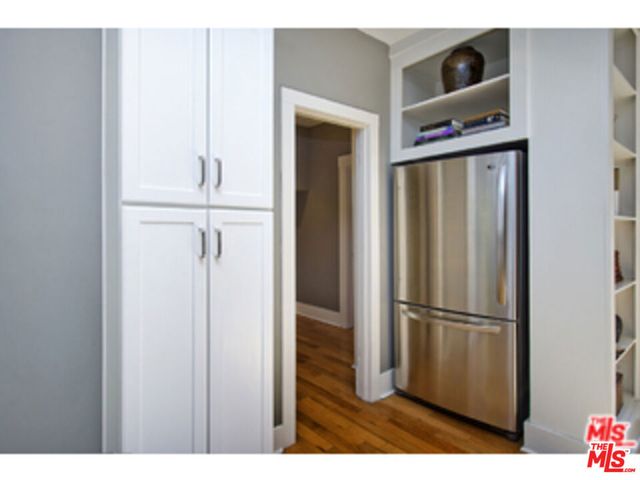 2592 N Beachwood Drive, Los Angeles, CA 90068