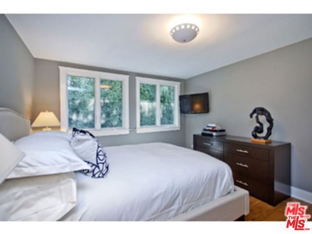 2592 N Beachwood Drive, Los Angeles, CA 90068