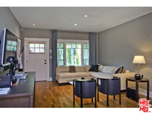 2592 N Beachwood Drive, Los Angeles, CA 90068