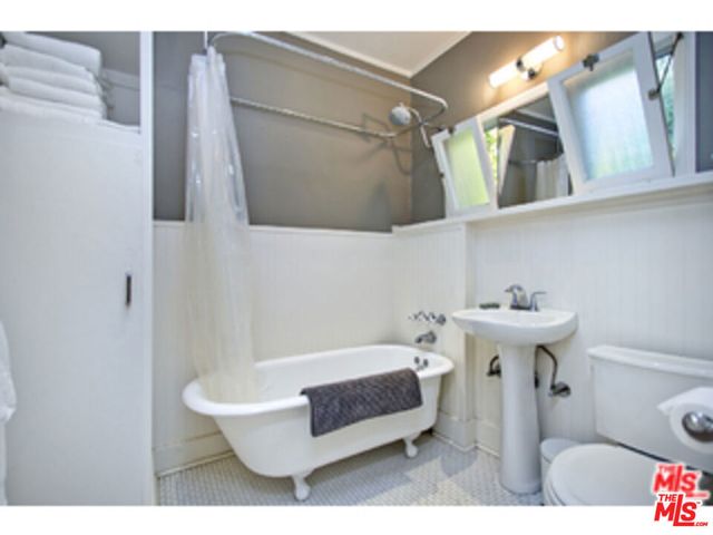2592 N Beachwood Drive, Los Angeles, CA 90068