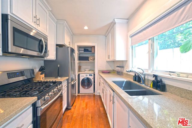 2592 N Beachwood Drive, Los Angeles, CA 90068