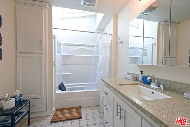2592 N Beachwood Drive, Los Angeles, CA 90068