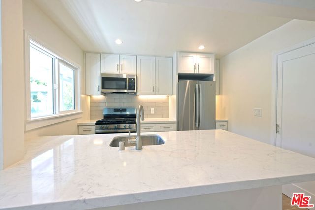 2592 N Beachwood Drive, Los Angeles, CA 90068