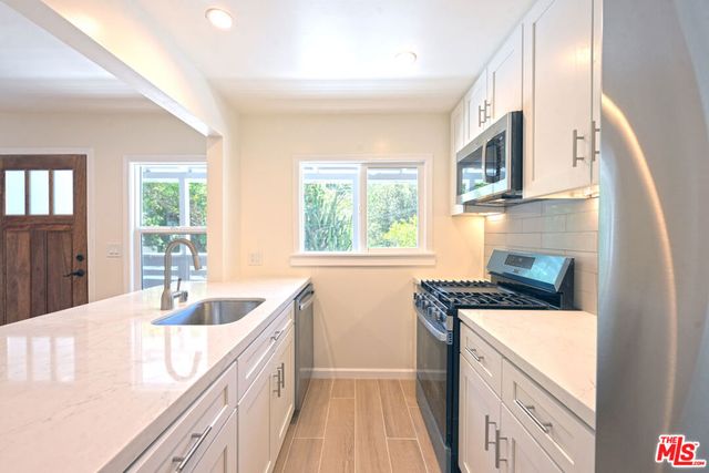 2592 N Beachwood Drive, Los Angeles, CA 90068