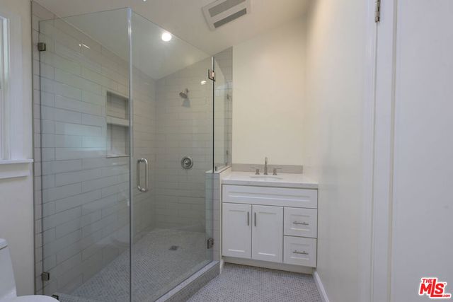 2592 N Beachwood Drive, Los Angeles, CA 90068