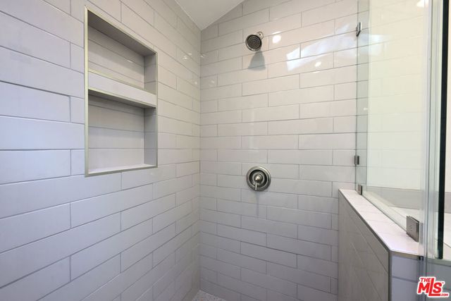 2592 N Beachwood Drive, Los Angeles, CA 90068