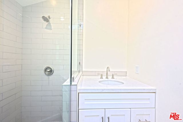 2592 N Beachwood Drive, Los Angeles, CA 90068