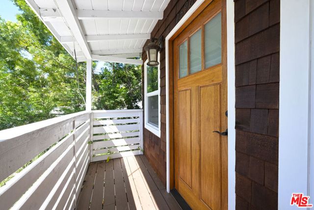 2592 N Beachwood Drive, Los Angeles, CA 90068