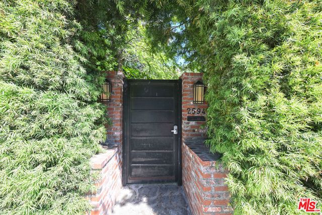 2592 N Beachwood Drive, Los Angeles, CA 90068