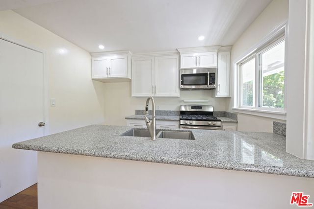 2592 N Beachwood Drive, Los Angeles, CA 90068