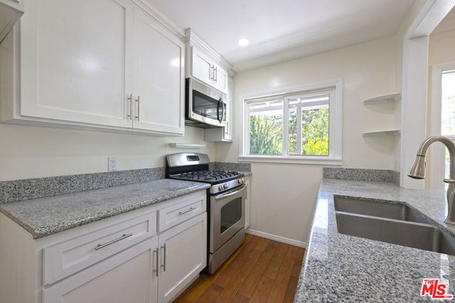 2592 N Beachwood Drive, Los Angeles, CA 90068