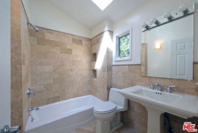 2592 N Beachwood Drive, Los Angeles, CA 90068