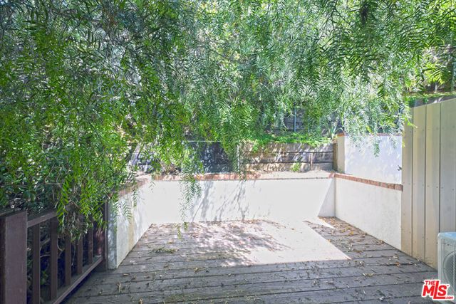 2592 N Beachwood Drive, Los Angeles, CA 90068