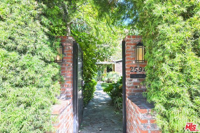 2592 N Beachwood Drive, Los Angeles, CA 90068