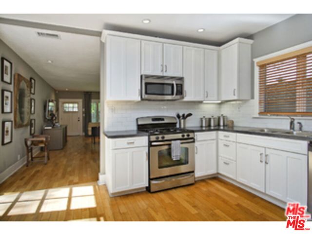 2592 N Beachwood Drive, Los Angeles, CA 90068