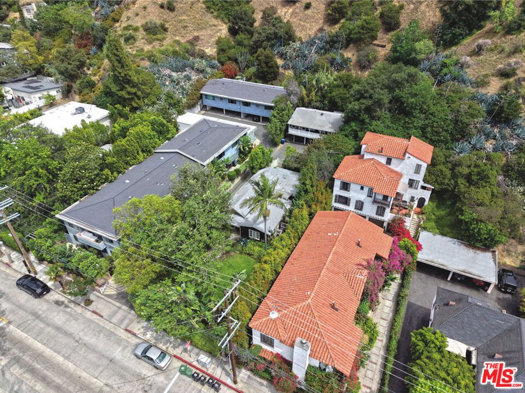 2592 N Beachwood Drive, Los Angeles, CA 90068