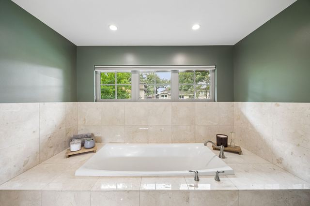 9261 Meadowglen Drive, Dallas, TX 75238
