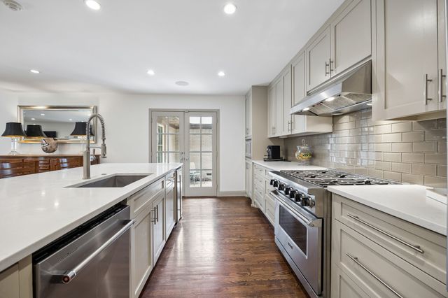 9261 Meadowglen Drive, Dallas, TX 75238