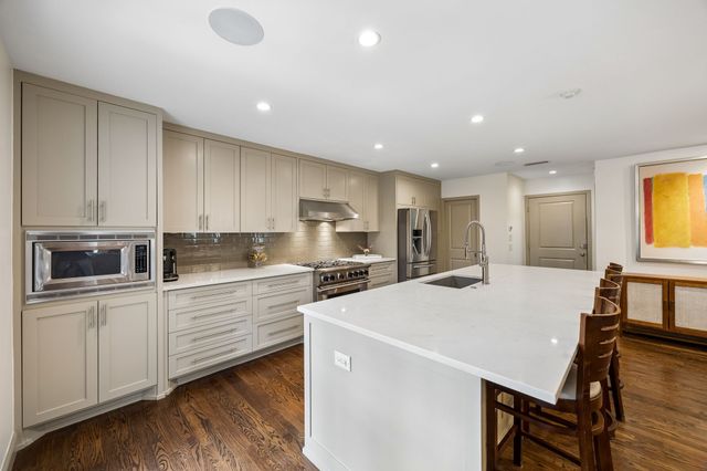 9261 Meadowglen Drive, Dallas, TX 75238