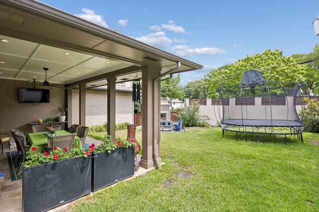 9261 Meadowglen Drive, Dallas, TX 75238