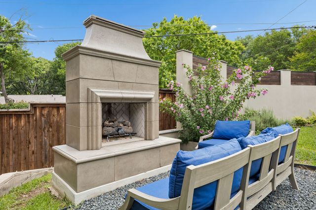 9261 Meadowglen Drive, Dallas, TX 75238