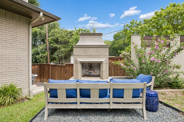 9261 Meadowglen Drive, Dallas, TX 75238