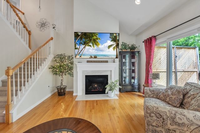 16 Linkside Ct 16, Northbridge, MA 01534