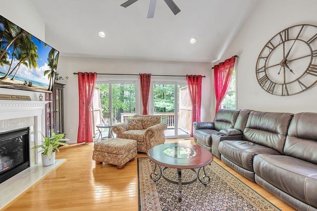 16 Linkside Ct 16, Northbridge, MA 01534