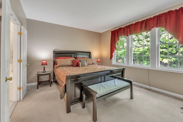 16 Linkside Ct 16, Northbridge, MA 01534