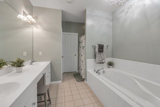 16 Linkside Ct 16, Northbridge, MA 01534