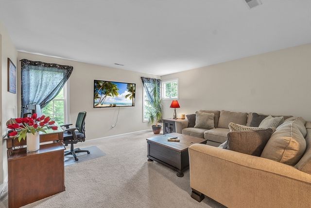 16 Linkside Ct 16, Northbridge, MA 01534