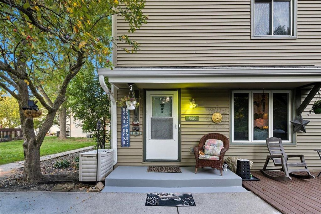 4880 Grenwich Trail N, Oakdale, MN 55128