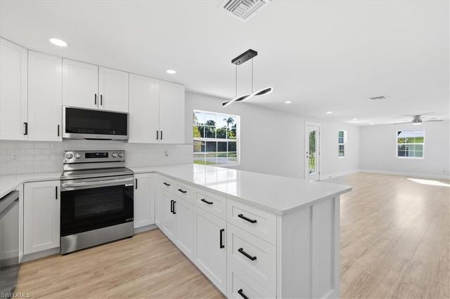 137 Dow LN, North Fort Myers, FL 33917