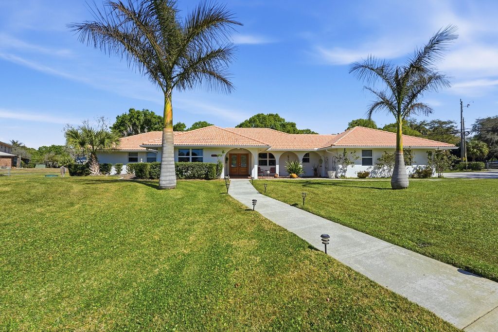 1100 Fleetwood Lane, Fort Pierce, FL 34982