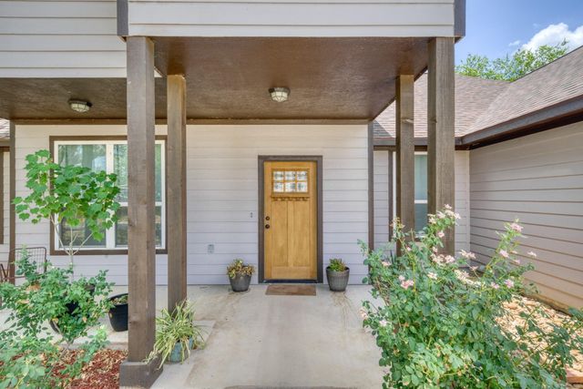 305 Thompson Street, Madisonville, TX 77864