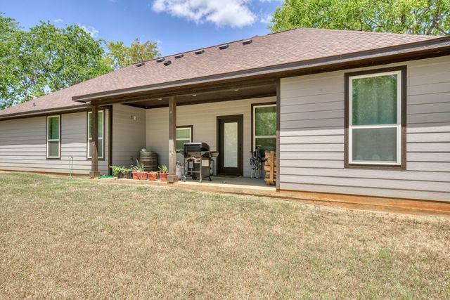 305 Thompson Street, Madisonville, TX 77864