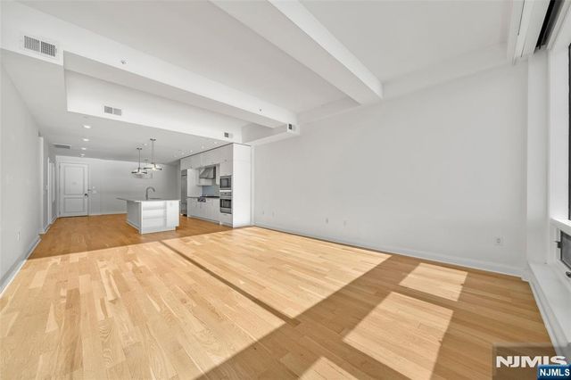 9 Somerset Lane 507, Edgewater, NJ 07020