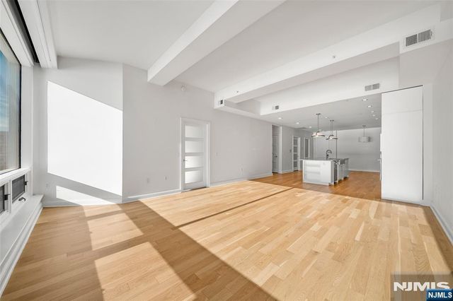 9 Somerset Lane 507, Edgewater, NJ 07020