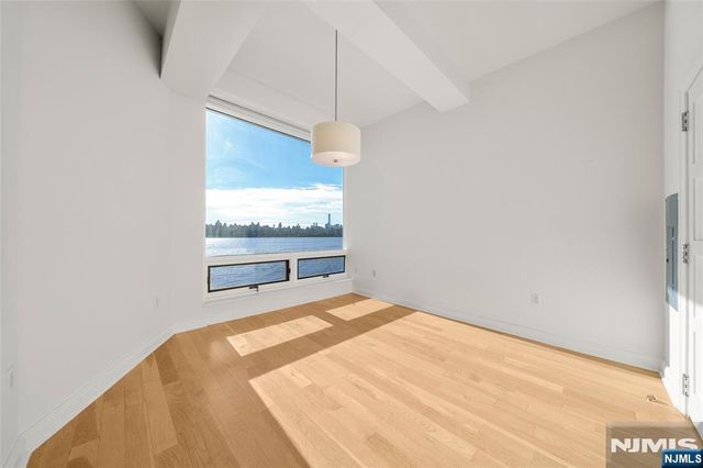 9 Somerset Lane 507, Edgewater, NJ 07020