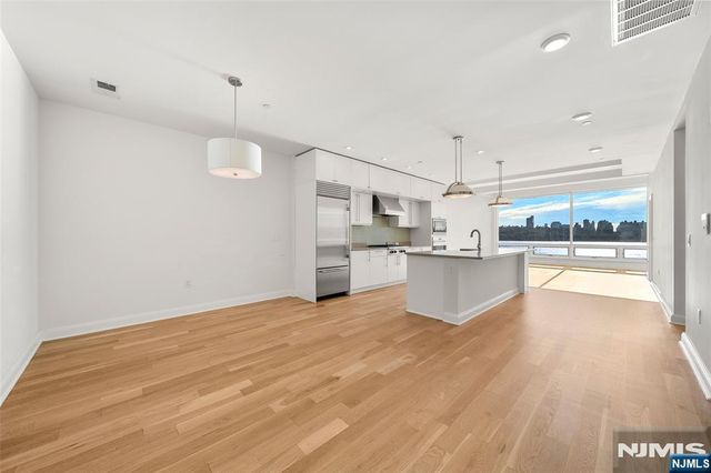 9 Somerset Lane 507, Edgewater, NJ 07020