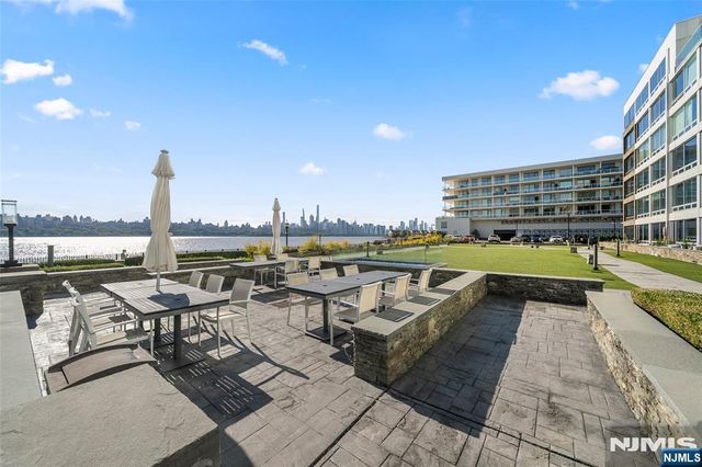 9 Somerset Lane 507, Edgewater, NJ 07020