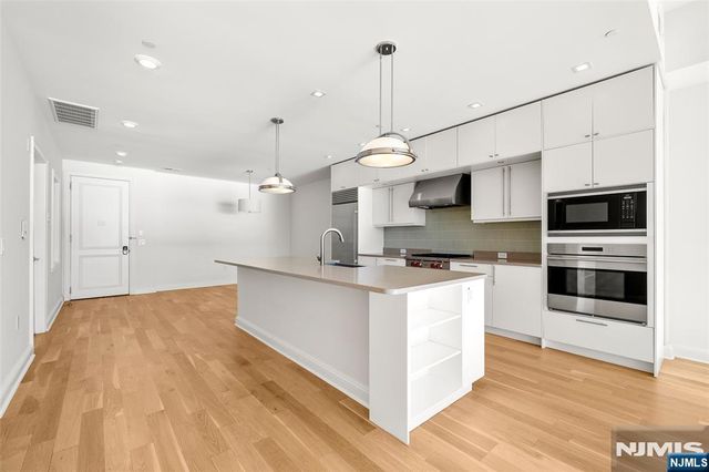 9 Somerset Lane 507, Edgewater, NJ 07020