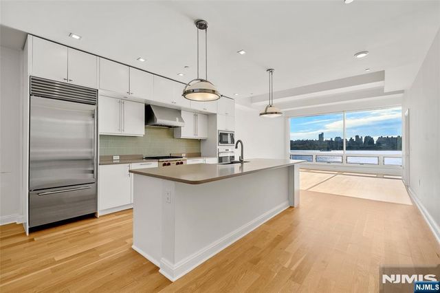 9 Somerset Lane 507, Edgewater, NJ 07020