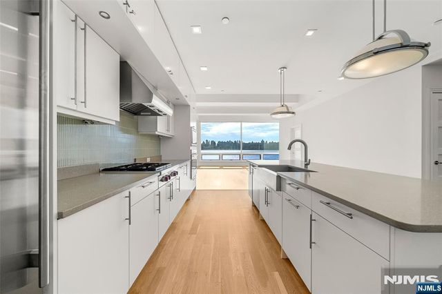 9 Somerset Lane 507, Edgewater, NJ 07020