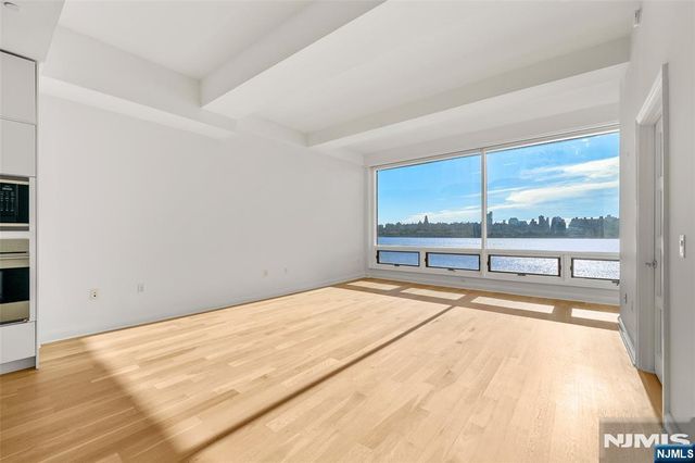 9 Somerset Lane 507, Edgewater, NJ 07020
